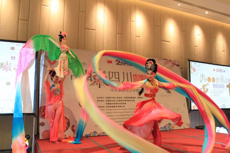 【2018春节专题】在欧洲中心 品味四川！