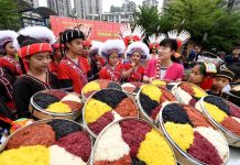 【圖輯】廣西五色糯米飯 台灣師生熱捧