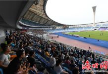 海南举办2018海口国际足球赛 万人观赛场面火热