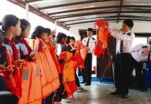 面对突发沉船 我们该如何紧急逃生?