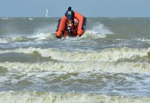 四孩子被大撒把 海边游泳差点溺亡 家长干啥去了?