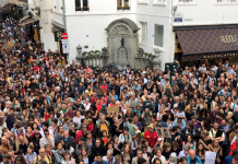 比利时地标“小尿童”被包围 欧洲的白左们又“发飙”了。。。。