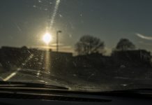 安特卫普: 两岁的孩子被妈妈忘在车里(35度高温暴晒)。。。。