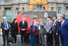 华人艺术家闫淑芬创作的“和平之手” 落户欧洲最美火车站