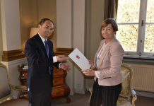 新任驻比利时大使曹忠明抵比履新 并递交国书副本