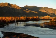 满载一船秋色:9月的雅鲁藏布江