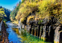 到长白山十五道沟 看那从石缝冒出的瀑布