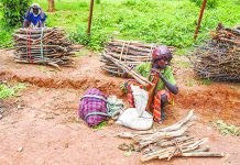 在埃塞俄比亚原始部落集市体味“真生活”