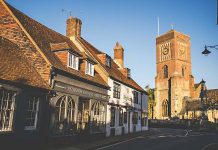 英国小镇魅力:隐藏的小巷和特色瓷砖建筑