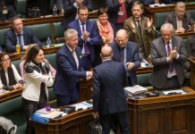 比利时首相辞职,政府何去何从?