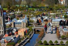 去世界最小的城市游览 做现实版“格列佛”