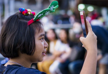 泰国圣诞集市是什么样子?孩子盛装齐聚教堂