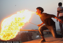 火力散发!孟加拉国达卡民众喷火和放烟花庆祝夏雨节
