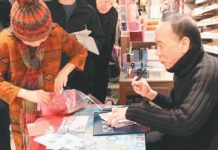 华人向法国民众讲好中国故事