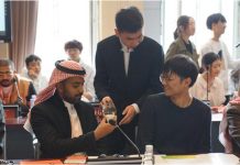 中沙青年对话会在北二外举行 两国青年共写“福”字