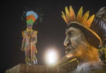 大雨阻止不了热情:巴西里约狂欢节雨中开幕