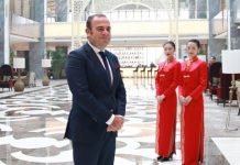 法媒:为吸引中国游客 马德里机场卖辣酱泡面