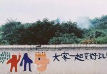 趣观世界|英萨里郡一年一度扛老婆大赛开始!参赛男子肩扛老婆狂奔