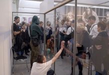 丹麦艺术展现流浪汉玻璃展位呼吁关注弱势群体