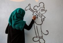 叙利亚村庄举办绘画活动 儿童用画笔描绘五彩世界