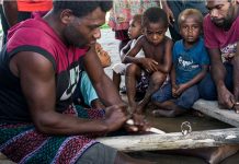 在巴布亚新几内亚 与森林里的拜宁人共舞