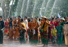 缅甸掸族庆祝传统泼水节 街头“水仗”狂欢嗨翻天