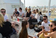 【阳光沙滩】比利时海边游客爆满 餐饮业”忙死“招架不住