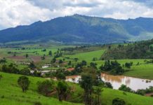 老挝神秘的石缸平原 还残留着炸弹