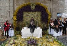 西班牙庆祝传统玛雅节 少女祭坛静坐数小时