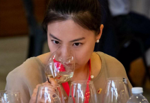 华人女孩获任意大利“Douja D’Or”金色酒壶全国葡萄酒大赛评委