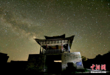 甘肃河西走廊峡口古城夏夜星光灿烂
