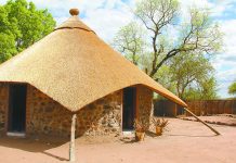 被封闭的地带 走进大瀑布边的赞比亚小村