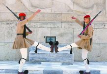 身高近1.9米的雅典卫兵 希腊旅游圈的网红