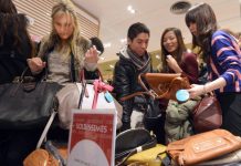 华人做代购赚的“盘满钵满” 却因一件事被一夜清空