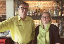 一位母亲在咖啡馆被拒绝母乳自己的孩子?老板说”很冤“