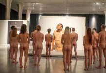 【视频】看展先脱衣: 比利时“高度人体写实雕像展”获极大成功!