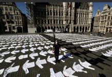 40万比利时餐饮人用装置艺术向政府喊话:请帮帮我们!