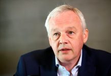 【挪用公款】前警察工会主席为老婆谋私利 双双被罚