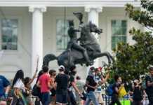 特朗普急遁!成新世纪首位躲进白宫地堡的总统丨国际热点速递