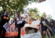 特朗普74岁生日:抗议者白宫外踩蛋糕“庆生”丨国际热点速递