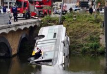 为了避让消防车,布鲁日一辆公交车直接开到了河里