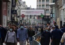 【步行街爆满】首都疫情严峻,却阻挡不了人们外出的心