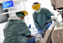 【新增1932例】第二波住院的新冠患者主要为哪些人群?