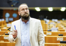 【性爱派对细节曝光】匈牙利籍欧盟高官有家室,还对同性恋有偏见?