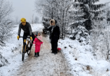 【视频】无语!5岁女孩被骑车男撞倒还逃逸 家人记录一切