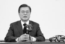 文在寅电视讲话以黑白画面呈现丨国际热点速递