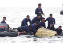 搜寻人员开始打捞印尼失事客机黑匣子丨国际热点速递