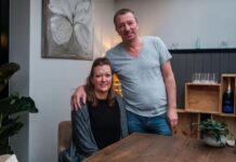 安特一对酒吧老板夫妇自愿到疫苗接种村做义工