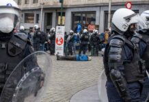 【警察误抓“抗议者”】到哪说理去?赶个火车都能被罚