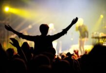 【无需口罩和社交距离】荷语区策划一场1千人参与的实验音乐会